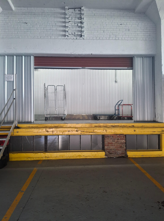 Commercial Raised Loading Dock Raised Covered Loading Dock with Ramp & Carts
